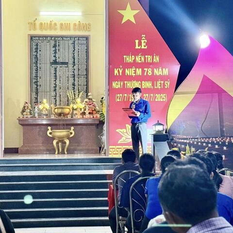 Lễ thắp nến tri ân các anh hùng liệt sĩ tại xã Phù Mỹ Tây