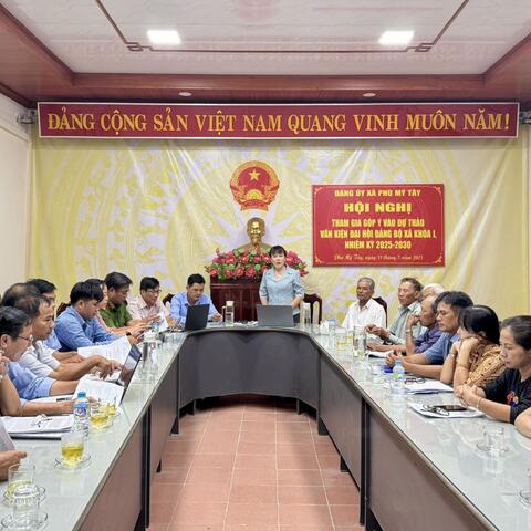 Đảng uỷ xã Phù Mỹ Tây lấy ý kiến góp ý Dự thảo Báo cáo chính trị của Ban chấp hành Đảng bộ xã