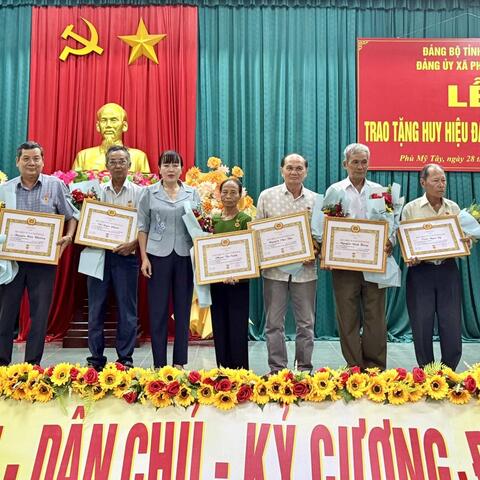Đảng ủy xã Phù Mỹ Tây tổ chức Lễ trao huy hiệu Đảng đợt 2/9/2025