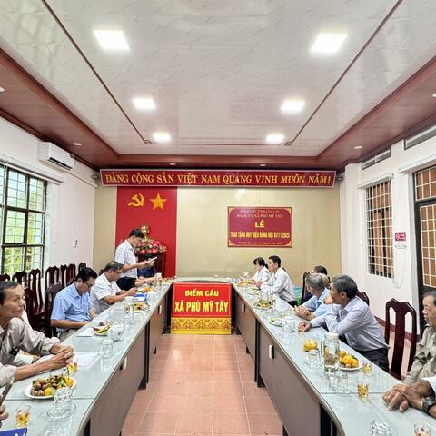 Đảng ủy xã Phù Mỹ Tây tổ chức Lễ trao huy hiệu Đảng đợt 7/11/2025