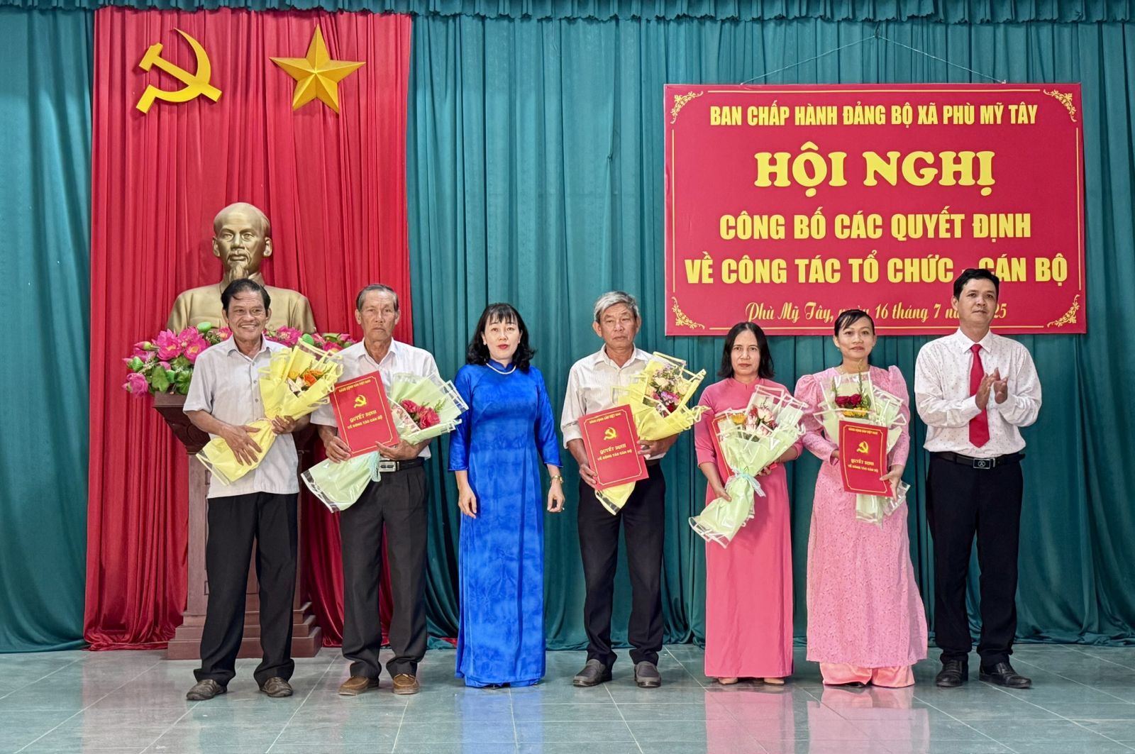 Ảnh 1: Lãnh đạo Đảng ủy xã Phù Mỹ Tây trao quyết định thành lập các Chi bộ trực thuộc Đảng ủy xã