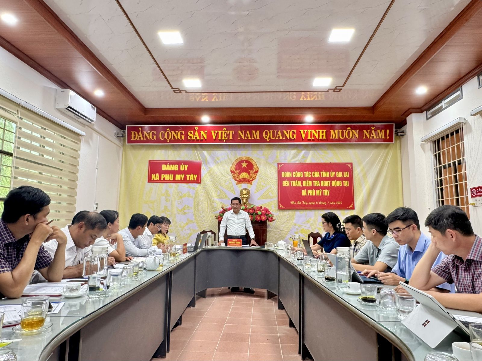 Ảnh 1: Quang cảnh buổi làm việc, kiểm tra của Đoàn công tác Tỉnh ủy