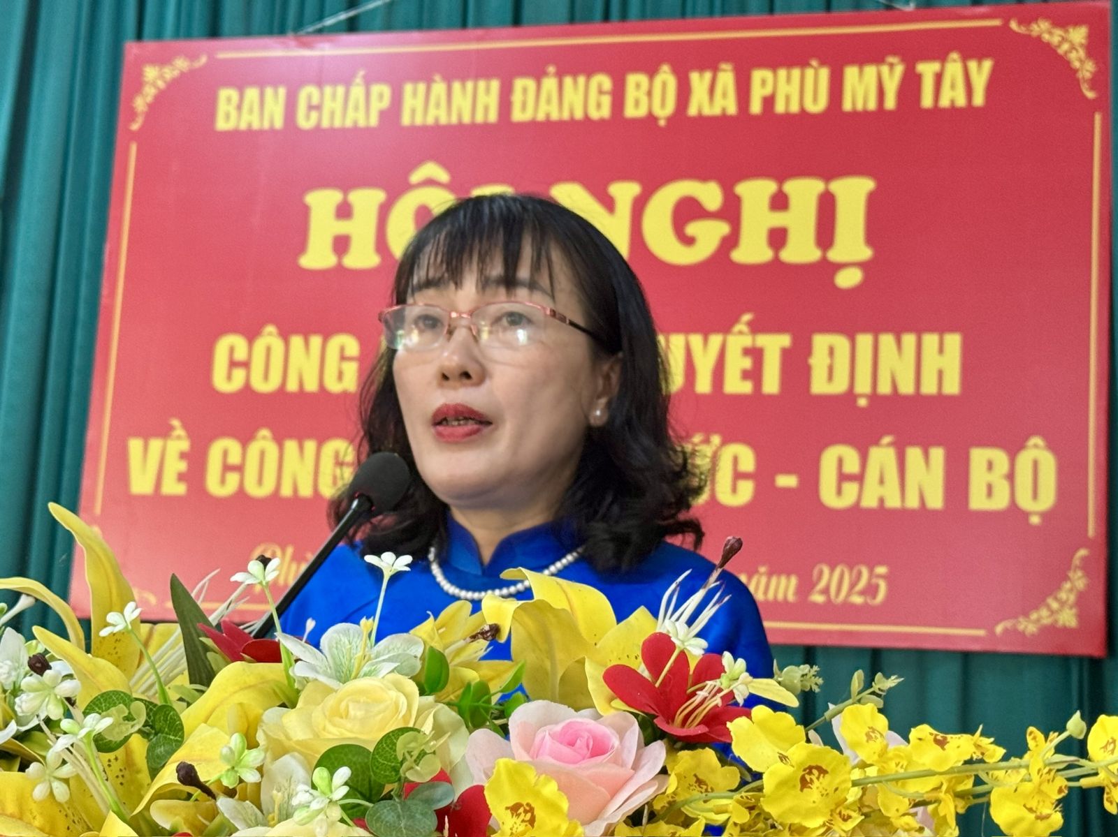 Ảnh 2: Đồng chí Nguyễn Thị Thanh Bình - Bí thư Đảng ủy, Chủ tịch HĐND xã phát biểu chỉ đạo hội nghị