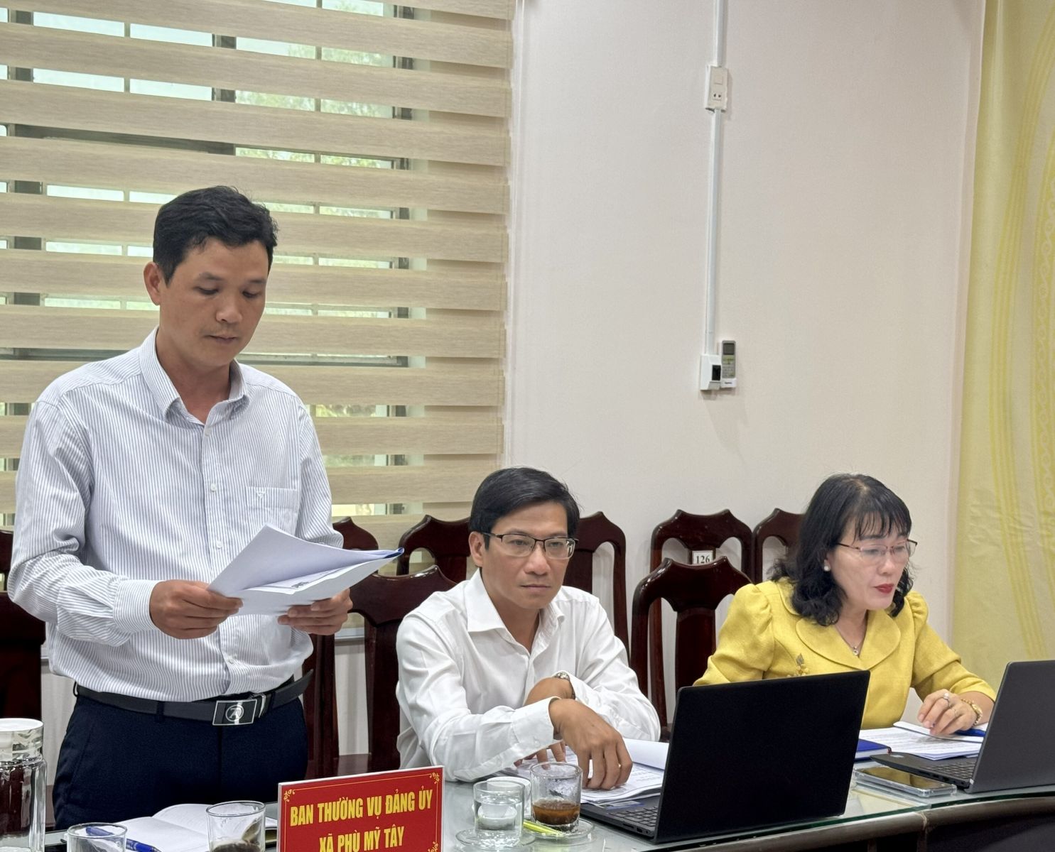 Ảnh 2: Đồng chí Trần Anh Tuấn – Phó Bí thư Thường trực Đảng ủy xã báo cáo tình hình vận hành tổ chức bộ máy xã Phù Mỹ Tây sau sáp nhập