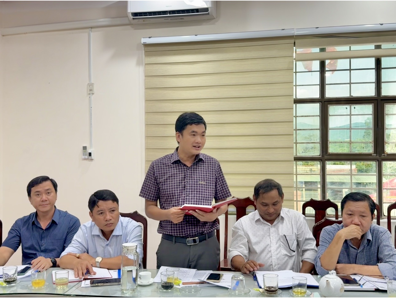 Ảnh 3: Đại diện lãnh đạo các Phòng, Ban của xã Phù Mỹ Tây trình bày các khó khăn, kiến nghị