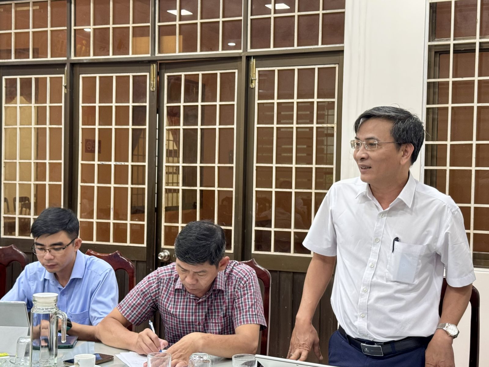 Ảnh 4: Thành viên đoàn công tác giải đáp các ý kiến, kiến nghị của địa phương