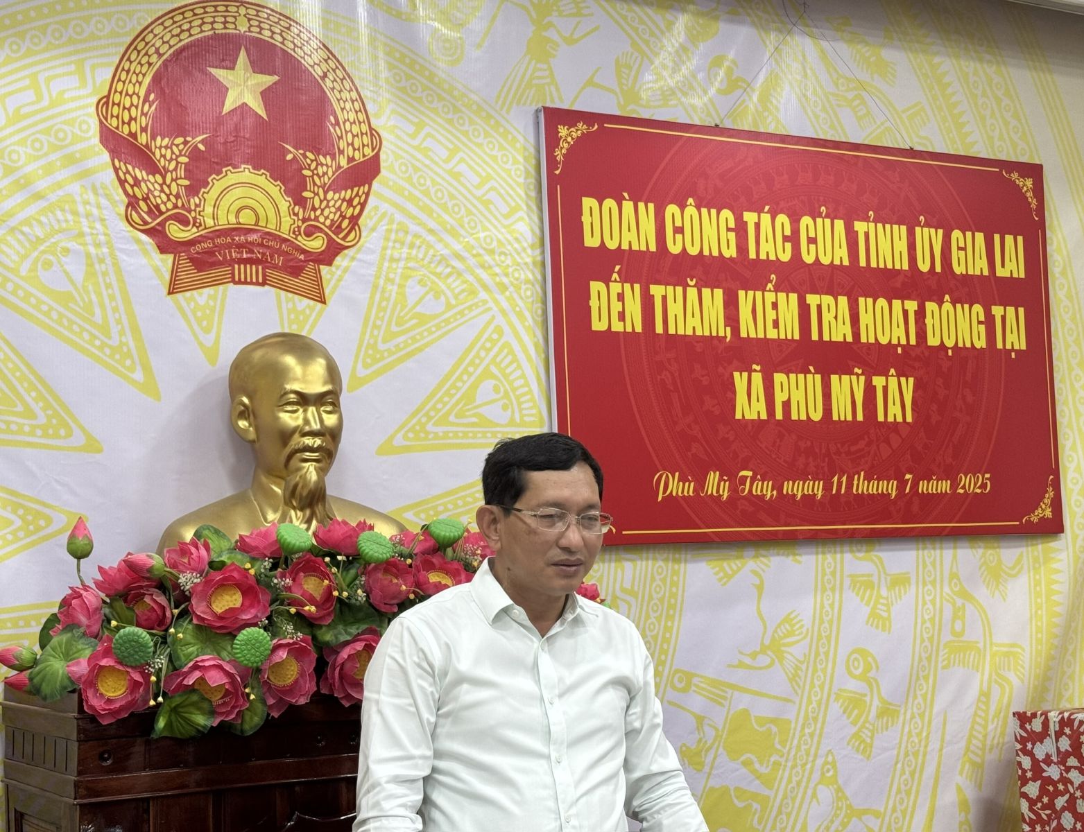 Ảnh 5: Đồng chí Mai Việt Trung - Ủy viên Ban Thường vụ Tỉnh ủy, Trưởng ban Tổ chức Tỉnh ủy Gia Lai, Trưởng đoàn công tác